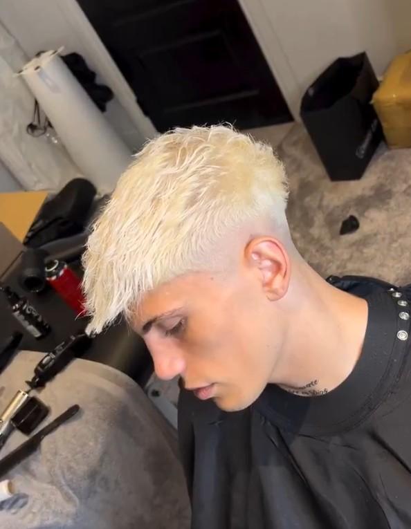  加纳乔惊艳亮相；白毛新发型引发球迷热议。 体育新闻