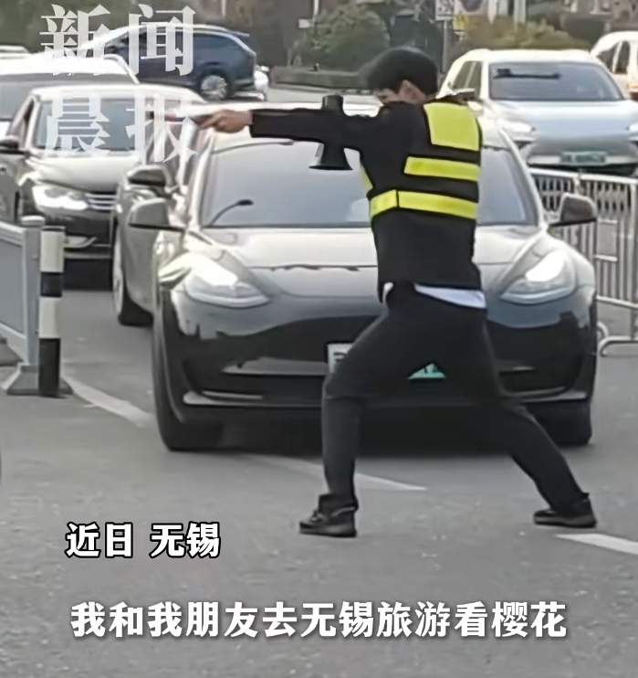  从“无锡最嗨保安”看岗位创新：00后徐子豪如何用方法论重塑交通指挥 新闻