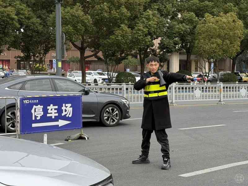  从“无锡最嗨保安”看岗位创新：00后徐子豪如何用方法论重塑交通指挥 新闻