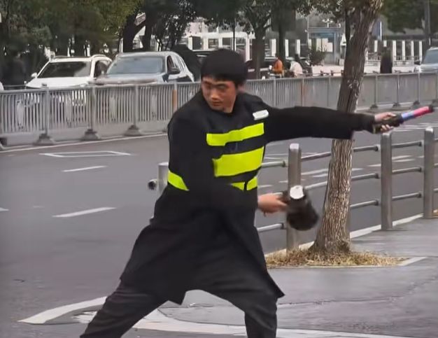  从“无锡最嗨保安”看岗位创新：00后徐子豪如何用方法论重塑交通指挥 新闻