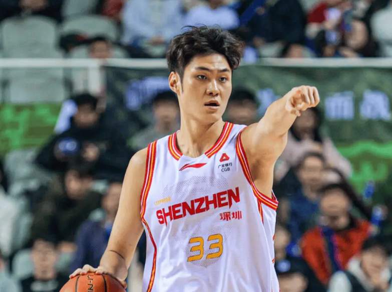  绝境中的光芒：深圳男篮用团结诠释体育精神，十一连胜背后藏着怎样的团队力量 体育新闻