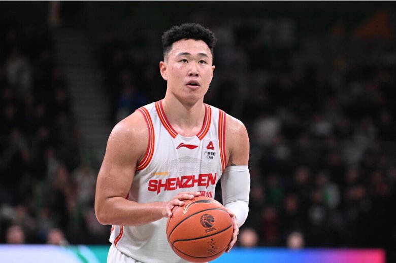  绝境中的光芒：深圳男篮用团结诠释体育精神，十一连胜背后藏着怎样的团队力量 体育新闻