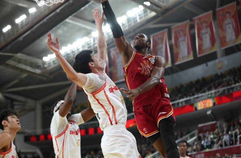  绝境中的光芒：深圳男篮用团结诠释体育精神，十一连胜背后藏着怎样的团队力量 体育新闻