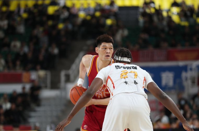  绝境中的光芒：深圳男篮用团结诠释体育精神，十一连胜背后藏着怎样的团队力量 体育新闻